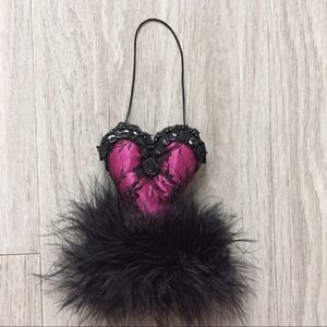 Bustier trinket